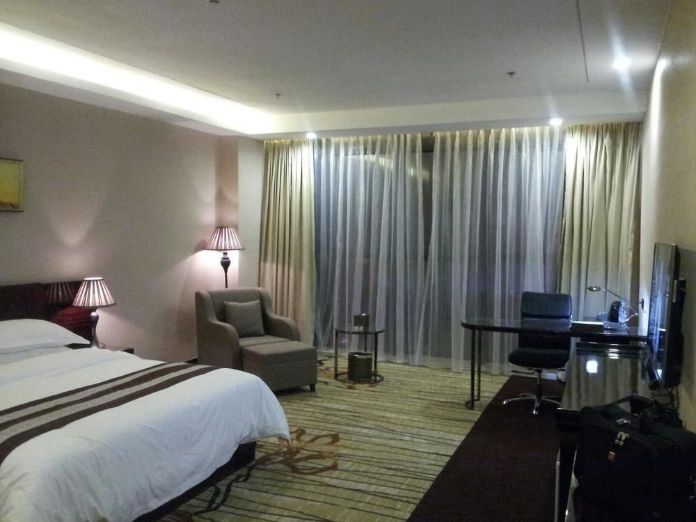 Liang Fan Holiday Inn Гуанчжоу Екстер'єр фото